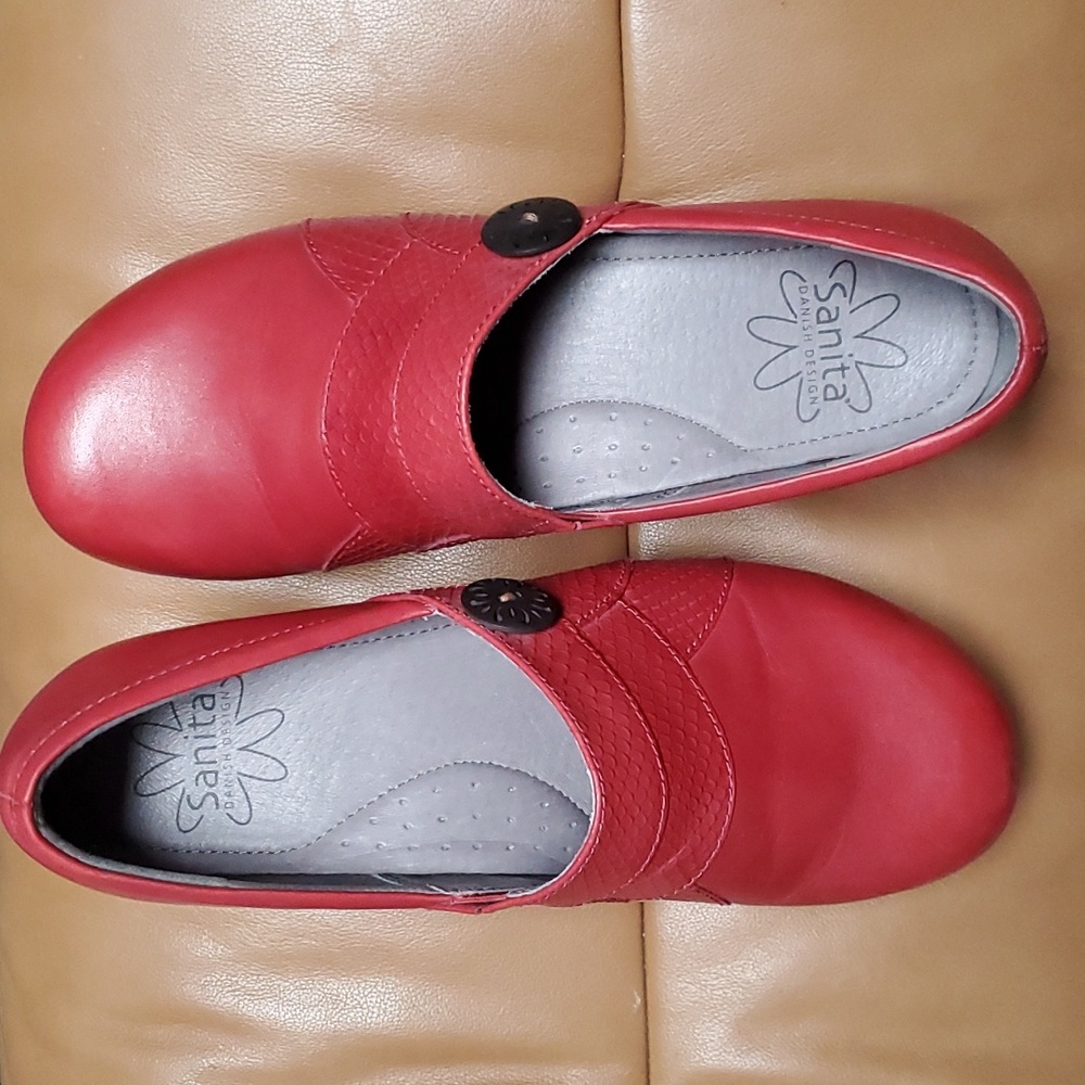 Sanita size 40 or 9 (runs small) Red